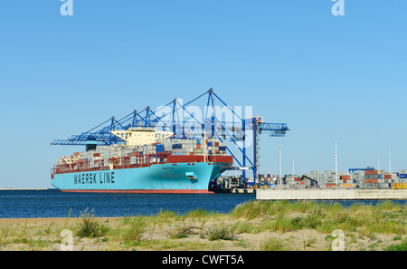 L'un des plus grands navires porte-conteneurs Maersk Elba dans un port de Gdansk (Pologne) le 22 août 2012 Banque D'Images