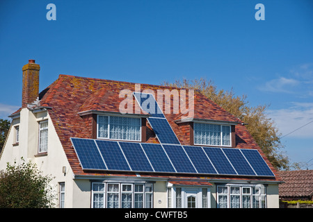 Des panneaux solaires sur toit de maison individuelle Banque D'Images