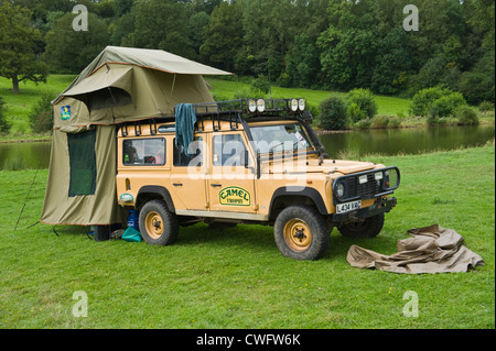 CAMEL TROPHY Land Rover Defender 110 camping à la campagne au bord du lac dans le Herefordshire en Angleterre Banque D'Images