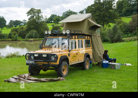 CAMEL TROPHY Land Rover Defender 110 camping à la campagne au bord du lac dans le Herefordshire en Angleterre Banque D'Images