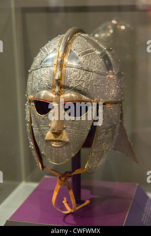 Sutton Hoo expédier l'inhumation. Woodbridge, Suffolk, UK. Replica Casque. Banque D'Images