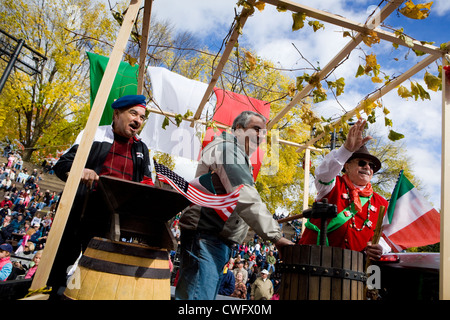 Trois hommes sur la vinification flottent dans Columbus Day Parade, Albany, New York Banque D'Images