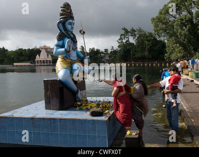 Priant au Temple Grande Bassin (Ile Maurice) Banque D'Images