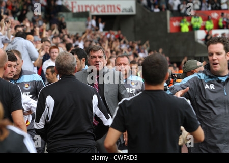 Les nombreux visages de Sam Allardyce pendant qu'il observe son équipe West Ham, perdre trois zéro loin de maison à Swansea City. Banque D'Images
