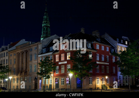 Les vieux bâtiments dans le centre-ville de Copenhague. Gammel Strand par nuit. Banque D'Images