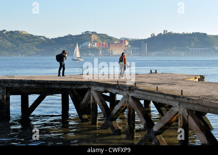 Deux photographes prenant des photos au bord du Tage à Lisbonne, Portugal Banque D'Images