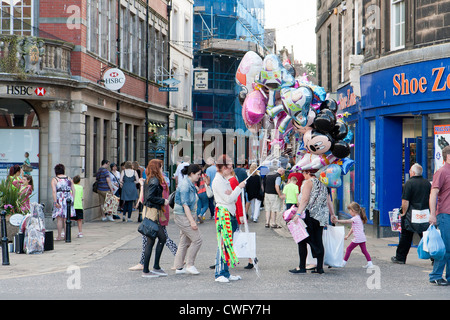 Whitby - Yorkshire du nord un ballon vendeur pendant la Régate Banque D'Images