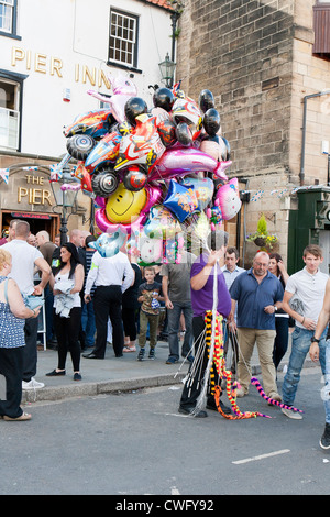 Whitby - Yorkshire du nord un ballon vendeur pendant la Régate Banque D'Images