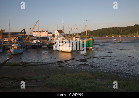 Bateaux dans la boue à marée basse River Deben Woodbridge, Suffolk, Angleterre Banque D'Images