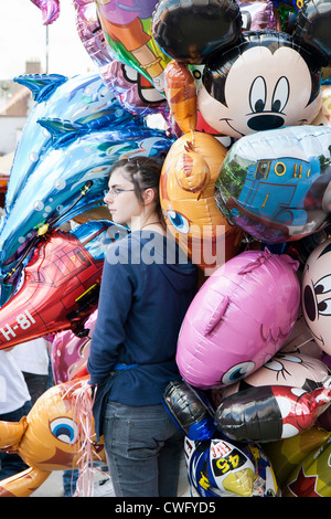 Whitby - Yorkshire du Nord une femme pendant la régate vendeur de ballon Banque D'Images