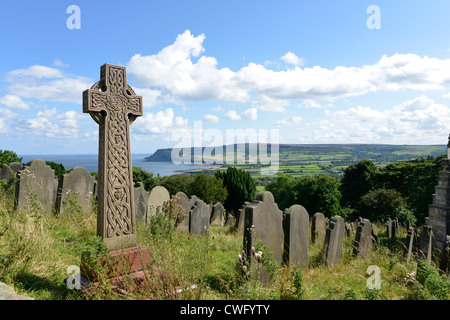 Croix celtique dans le parc du vieux St Stephen's Church près de Robin Hood's Bay, près de Whitby, North yokshire,ANGLETERRE Banque D'Images