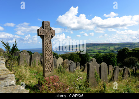 Croix celtique en raison de vieux St Stephen's Church près de Robin Hood's Bay, près de Whitby, North yokshire,ANGLETERRE Banque D'Images