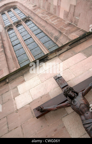 Jésus en croix sur la façade d'une église Banque D'Images