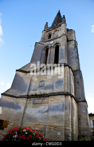 L'église monolithe de Saint Emilion prises à partir d'une rue en dessous à Saint Emilion, dans le sud de la France Banque D'Images