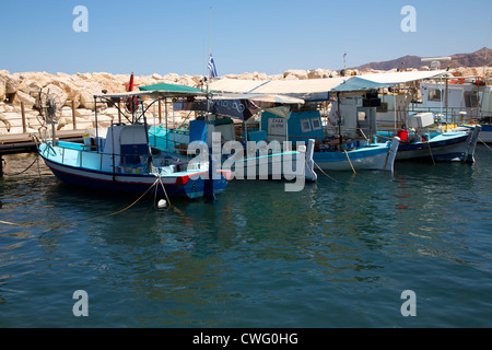 Bleu traditionnels bateaux de pêche amarrés au nouveau port de Pomos à Chypre Banque D'Images