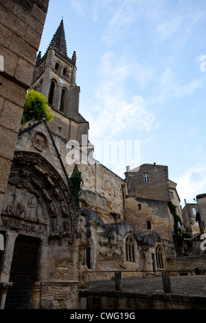 L'église monolithe de Saint Emilion prises à partir de la plaza ci-dessous à Saint Emilion, dans le sud de la France Banque D'Images