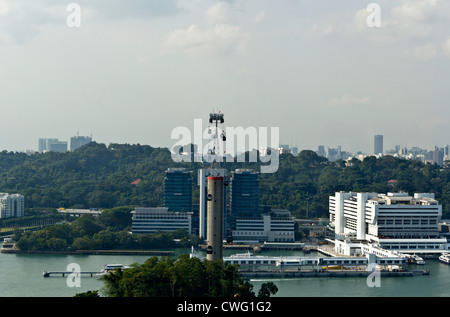 Vue sur les toits et téléphérique de la Tiger Sky tower à Sentosa à Singapour. La Sky Tower est une attraction touristique à Sentosa Banque D'Images