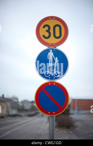 Le trafic combiné signe pour 30 km par heure limite de vitesse, zone piétonne et cycliste lane et une interdiction de stationner Banque D'Images