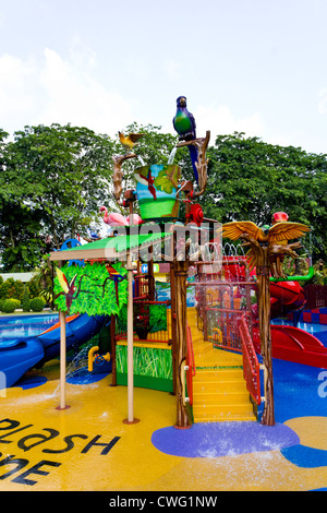 L'intérieur de la zone d'éclaboussement ornithologique de Jurong à Singapour, un endroit où les enfants pourraient être mouillé dans un environnement coloré Banque D'Images