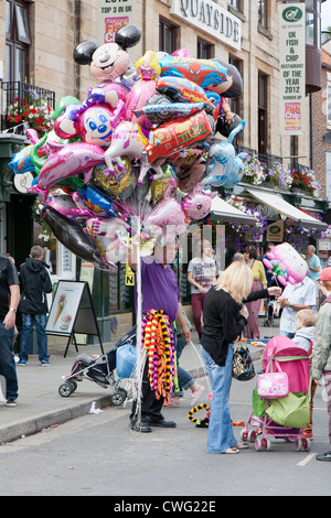 Whitby - Yorkshire du nord un ballon vendeur pendant la Régate Banque D'Images