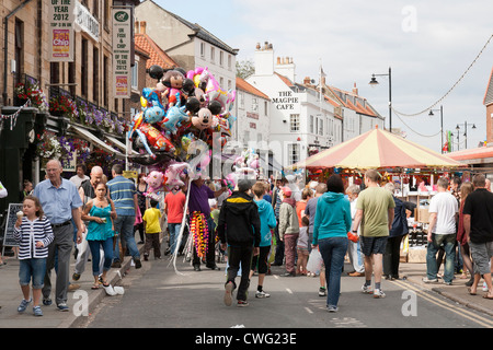 Whitby - Yorkshire du nord un ballon vendeur et les vacanciers durant les régates Banque D'Images