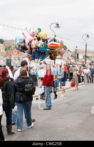 Whitby - Yorkshire du nord un ballon vendeur pendant la Régate Banque D'Images