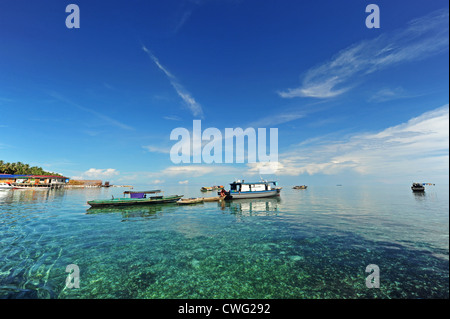 La Malaisie, Bornéo, Semporna, Mabul, Lau Dayak (gitans de la mer) qui vivent sur des bateaux et des maisons en bois sur pilotis Banque D'Images