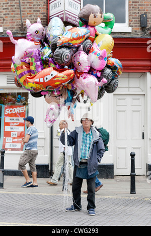 Whitby - Yorkshire du nord au cours de la Régate avec un vendeur de ballon Banque D'Images