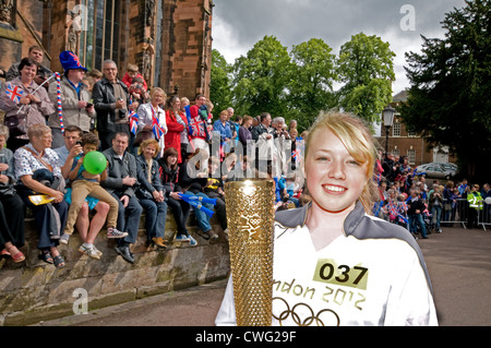 Jolie Molly Jackson, 14 ans, attend de sa propre lumière pour la flamme de la flamme olympique de Londres 2012 dans la Cathédrale de Lichfield Fermer Banque D'Images
