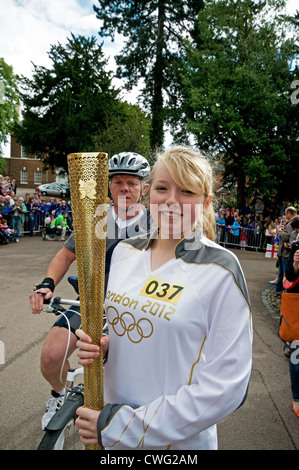 Jolie Molly Jackson, 14 ans, attend de sa propre lumière pour la flamme de la flamme olympique de Londres 2012 dans la Cathédrale de Lichfield Fermer Banque D'Images