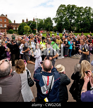 Jolie Molly Jackson, 14 ans, porte le flambeau olympique de 2012 à Londres par la Cathédrale de Lichfield Fermer à Lichfield Banque D'Images