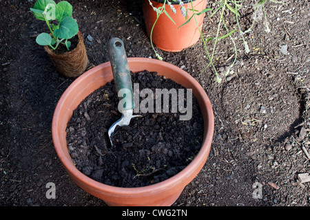 Petite pelle de jardin et de pots de plantes Banque D'Images