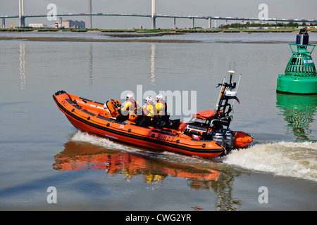 La rivière Thames RNLI,Reine,II,pont Elizabethh Dartford Crossing,Patrouille de la RNLI Dingy gonflable Crewpatroling la rivière Thames, Royaume-Uni Banque D'Images