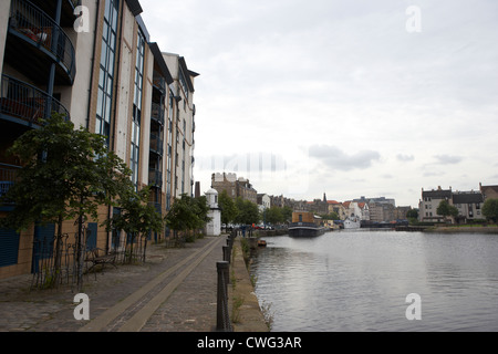 Appartements et la rivière sur la rive à Leith Docks Edinburgh, Scotland, UK, Royaume-Uni Banque D'Images