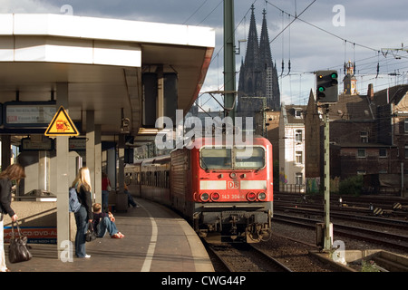 Koeln, voyageurs d'une plate-forme du train Banque D'Images