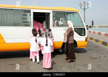 Abu Dhabi, les enfants vont dans un autobus scolaire Banque D'Images