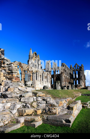 L'été vue sur les ruines de l'abbaye de Whitby Whitby, Prieuré, ville du comté de North Yorkshire, England, UK Banque D'Images