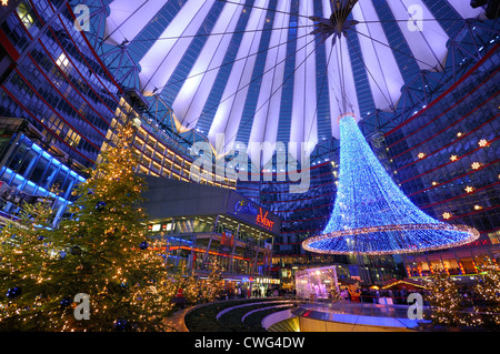 Temps de Noël au Sony Center. Marché de Noël avec fairy lights, Sony Center, Potsdamer Platz, Berlin, Germany, Europe Banque D'Images