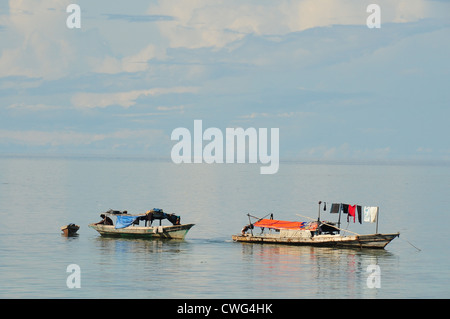 La Malaisie, Bornéo, Semporna, Mabul, Lau Dayak (gitans de la mer) qui vivent sur des bateaux et des maisons en bois sur pilotis Banque D'Images