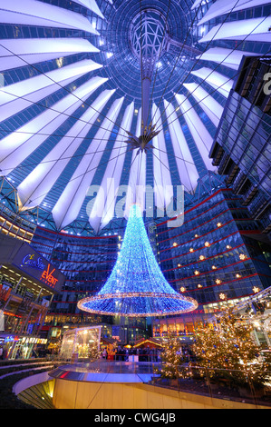 Temps de Noël au Sony Center. Marché de Noël avec fairy lights, Sony Center, Potsdamer Platz, Berlin, Germany, Europe Banque D'Images
