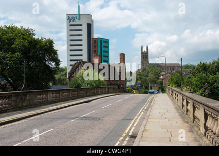 À plus de St Mary's Bridge et Chapelle de Sainte Marie sur le pont au Jurys Inn et St Mary's Catholic Church Derby Banque D'Images