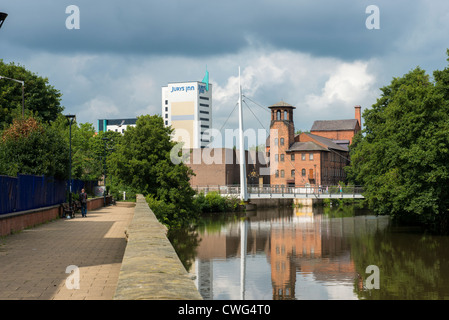 Chemin Riverside à Derby avec le Silk Mill Industrial Museum et le Jurys Inn dans l'arrière-plan Banque D'Images