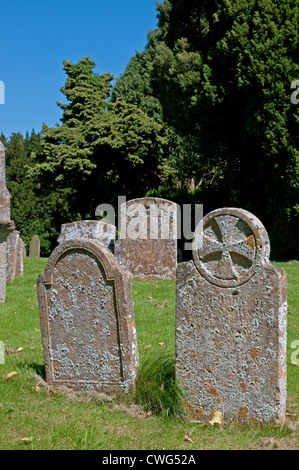 Pierres tombales anciennes avec le lichen et brûlé à la croix chrétienne à l'intérieur du cercle à St James Churchyard Cotswolds Chipping Campden Banque D'Images