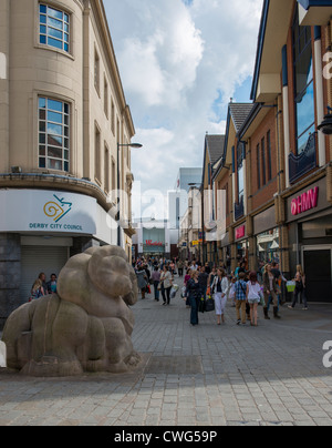 Le Derby Ram Sculpture par Michael Pegler sur East Street en direction de Westfield, Albion Street Derby Banque D'Images