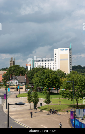 Une vue le long de la rue pleine de cathédrale de Derby vert avec l'ancien moulin à soie pub, Jurys Inn Hotel et l'église de la Vierge Marie Banque D'Images