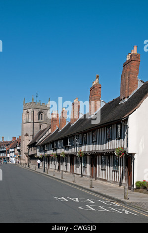 Maisons médiévales à colombages de l'Aumône fait maintenant partie de l'avenue King Edward VI School et chapelle de la Guilde dans la rue de l'église de Stratford-upon-Avon Banque D'Images