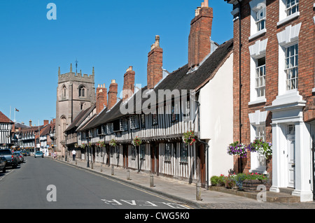 Maisons médiévales à colombages de l'Aumône fait maintenant partie de l'avenue King Edward VI School et chapelle de la Guilde dans la rue de l'église de Stratford-upon-Avon Banque D'Images