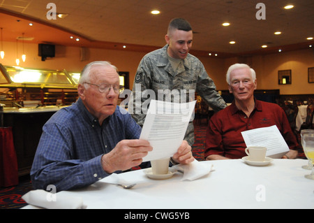 Raf mildenhall, Angleterre - sortir de leurs combinaisons spatiales et agissant en tant qu'éditeurs d'affaires publiques, Neil Armstrong (à gauche) et gene cernan lire la news story tech. Le sergent Kevin Wallace (centre) a écrit à propos de leur participation à un 11 mars "légendes de l'aérospatiale : l'impossible est possible" tour à raf mildenhall galaxie du club. En plus de la première et dernière astronautes à marcher sur la lune, le tour en vedette : ancien "Good Morning America" accueillir David Hartman, commandant d'Apollo 13 Jim Lovell, pilote de l'armée de l'air dernier ace steve Ritchie, et Sr-71 chef-pilote d'bob gilliland. ( Banque D'Images