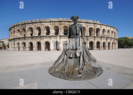 Statue en bronze de matador Nimeno Bull Fighter II en face de l'amphithéâtre romain ou arena Nimes France datant d'environ 100 AD Banque D'Images