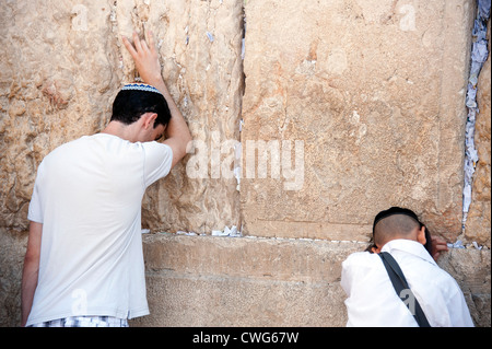 Les gens se réunissent tout au long de la journée à prier au Mur occidental (également connu sous le nom de Mur des lamentations), au coeur de Jérusalem, Israël Banque D'Images